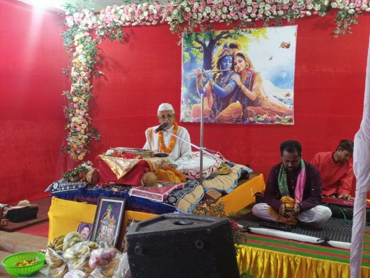 &ldquo;नंद के आनंद भयो&rdquo; की गूंज से झूम उठा जशपुरनगर &mdash; श्री लक्ष्मी नारायण निवास में श्रीकृष्ण जन्मोत्सव पर उमड़ा जनसैलाब, फूलों की वर्षा और भव्य झांकी ने रचा अलौकिक भक्तिमय माहौल