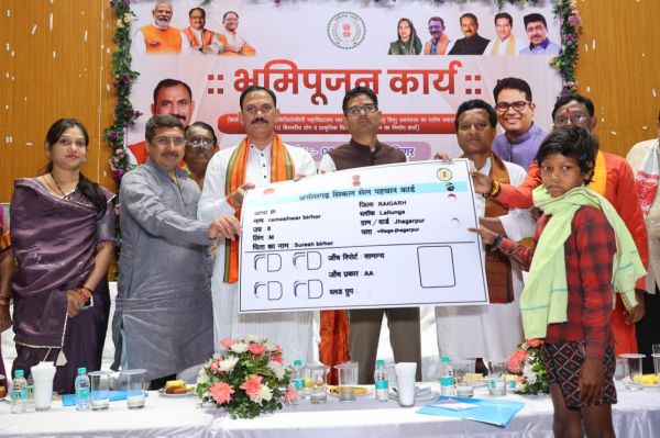स्वास्थ्य मंत्री श्री श्याम बिहारी जायसवाल एवं वित्त मंत्री श्री ओ.पी.चौधरी ने मेडिकल कॉलेज परिसर में बहु-आयामी परियोजनाओं का किया भूमिपूजन