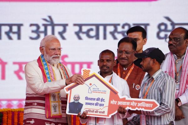 प्रधानमंत्री नरेंद्र मोदी ने अपने हाथों से सौंपी आवास की चाबी, मनरेगा बना आत्मनिर्भरता का मजबूत आधार, योजनाओं के सुरक्षा कवच से बदली जिंदगी की तस्वीर