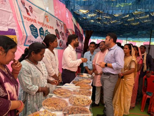 सुशासन तिहार में उमड़ा जनसैलाब: संवाद से समाधान&rdquo; की थीम पर प्रशासन पहुंचा गांवों के बीच, पीएम आवास से लेकर आयुष्मान और राशन कार्ड तक हितग्राहियों को मिली सौगात