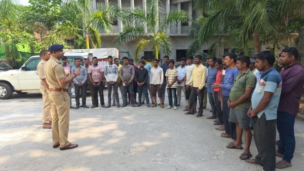 &ldquo;ऑपरेशन प्रहार&rdquo; का रायगढ़ में बड़ा असर : चक्रधरनगर पुलिस ने संदिग्ध कबाड़ी और फेरीवालों पर कसा शिकंजा, 29 लोगों को थाने लाकर हुई घंटों पूछताछ, फिंगरप्रिंट लेकर दी गई कड़ी चेतावनी