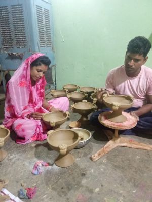 माटी से गढ़ी नई पहचान, बांसनपाली की मालती कुंभकार बनीं &lsquo;लखपति दीदी&rsquo; ,बिहान, माटी कला बोर्ड और हस्तशिल्प योजनाओं से जुड़कर बदली जिंदगी, अब राज्यभर के मेलों में चमक रही कला