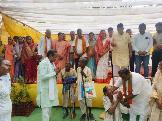 सुशासन तिहार बना बुजुर्गों का सहारा : सहायक उपकरण और पेंशन स्वीकृति से लौट आई चेहरे की मुस्कान, गांव-गांव पहुंच रही सरकार की संवेदनशील पहल से जरूरतमंदों को मिल रहा सम्मान और भरोसे के साथ जीने का नया संबल