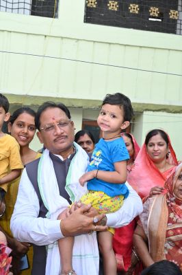 ग्राम कुसमूरा में मुख्यमंत्री विष्णुदेव साय की सादगी और आत्मीयता ने जीता दिल, पुराने सहयोगी सनत नायक के घर पहुंचकर परिवारजनों से की आत्मीय मुलाकात और घर पर साथ में किया भोजन