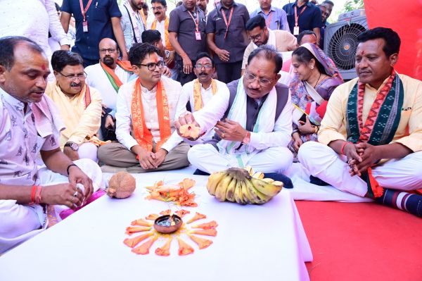 रायगढ़ की जनता के अपार स्नेह और आत्मीयता को अपनी सबसे बड़ी शक्ति बताते हुए मुख्यमंत्री ने कहा&mdash;यह धरती मेरे लिए परिवार जैसी है, और इसी विश्वास की ऊर्जा से छत्तीसगढ़ को विकास की नई ऊंचाइयों तक पहुंचाया जाएगा