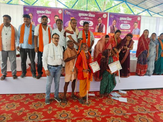 सुशासन तिहार बना बुजुर्गों का सहारा : समाज कल्याण विभाग ने बांटी सेटेबल वॉकिंग स्टिक, जरूरतमंदों के चेहरों पर लौटी मुस्कान और आत्मविश्वास