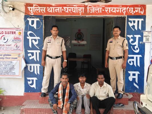 &ldquo;शादी की पार्टी&rdquo; के विवाद ने लिया खूनी मोड़ : दरवाजा तोड़ घर में घुसे दबंग, महिलाओं-बेटियों से बेरहमी से मारपीट&hellip; घरघोड़ा पुलिस ने तीन आरोपियों को दबोच भेजा जेल