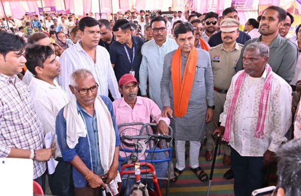 ​बिजली की कड़क ने छीने थे पैर, 'सुशासन' ने दी आत्मनिर्भरता की नई उड़ान ,धमतरी के शिवचरण की टूटी उम्मीदों को समाधान शिविर ने दिया नया संबल
