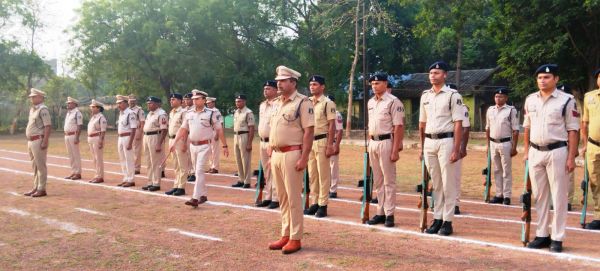 रायगढ़ पुलिस लाइन में हाई अलर्ट तैयारी: एसएसपी शशि मोहन सिंह ने स्वयं मैदान में उतरकर बलवा ड्रिल का लिया जायजा, भीड़ नियंत्रण और कानून व्यवस्था बनाए रखने जवानों को दिया विशेष प्रशिक्षण
