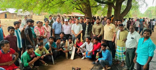 बदलते बस्तर की नई तस्वीर: जिन जंगलों में कभी गोलियों की गूंज थी, वहां अब बाइक पर पहुंच रहा प्रशासन, कलेक्टर-सीईओ ने नक्सल प्रभावित गांवों में पहुंचकर स्कूल, अस्पताल, सड़क और पानी की सौगात देकर जगाया विकास का भरोसा
