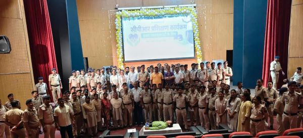 हार्ट अटैक, सड़क हादसे और आपदा जैसी आपात स्थितियों में अब तुरंत मदद कर सकेंगे पुलिसकर्मी, मेडिकल कॉलेज में विशेष सीपीआर प्रशिक्षण शिविर आयोजित कर जवानों को सिखाई गई जीवन बचाने की महत्वपूर्ण तकनीक