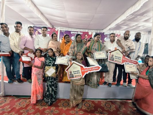 सुशासन तिहार 2026 में 20 पंचायतों के ग्रामीणों को एक ही मंच पर मिली योजनाओं की सौगात, 2110 आवेदन लेकर प्रशासन ने देर रात तक किया ऑनलाइन पंजीयन