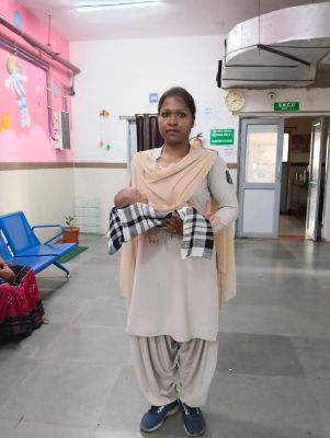 रेलवे स्टेशन के बाहर डेढ़ माह के मासूम पर हो रही थी बेरहमी, रायगढ़ पुलिस बनी जिंदगी की ढाल &mdash; इलाज से लेकर बाल कल्याण समिति तक हर जिम्मेदारी निभाकर पेश की मानवता की मिसाल