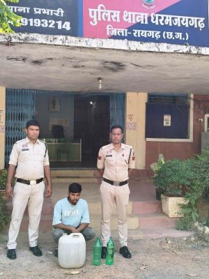 &ldquo;ऑपरेशन आघात&rdquo; का ताबड़तोड़ असर: धरमजयगढ़ और खरसिया पुलिस की दोहरी कार्रवाई में 40 लीटर अवैध महुआ शराब जब्त, दो तस्कर गिरफ्तार, नशे के कारोबारियों में मचा हड़कंप