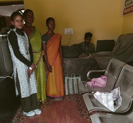 जंगल-पहाड़ों की चुनौतियों को मात देकर कुन्तला तिर्की ने पहुंचाया महतारी वंदन का लाभ, 84 में से 83 महिलाओं की ई-केवाईसी कर बनीं सेवा और समर्पण की मिसाल