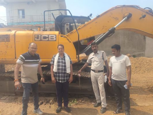 रेत के अवैध उत्खनन पर खनिज विभाग की कार्रवाई ,डूमरपाली में पोकलेन मशीन जब्त, वाहन मालिक के खिलाफ प्रकरण दर्ज
