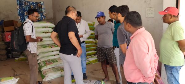 किसानों को लूटने वाले खाद माफिया का भंडाफोड़: कृषि अधिकारी ने किसान बनकर पकड़ी कालाबाजारी, 750 की खाद 1800 रुपये में बेच रहा था व्यापारी