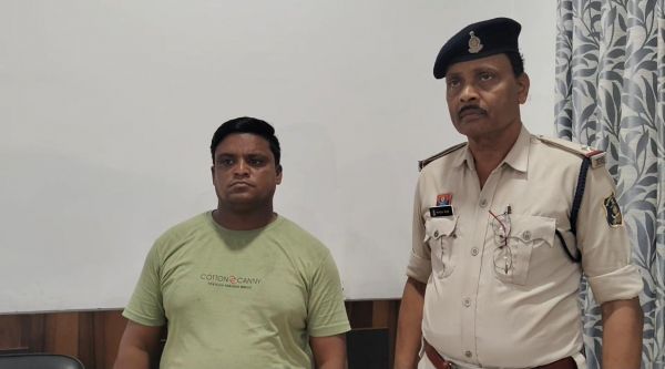 6 साल तक शादी का झांसा देकर युवती का शारीरिक शोषण, दूसरी महिला से मंदिर में रचाई कथित शादी; दोनों महिलाएं पहुंचीं एसपी कार्यालय, आरोपी हिरासत में