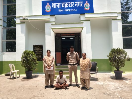 अकेली महिला से अश्लील इशारेबाजी करने वाला युवक 24 घंटे के भीतर गिरफ्तार, &lsquo;अभियान संवेदना&rsquo; के तहत चक्रधरनगर पुलिस की त्वरित कार्रवाई