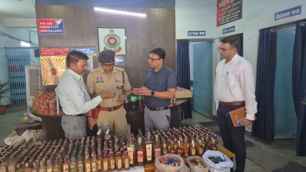 धनागर में नकली शराब फैक्ट्री का भंडाफोड़: 240 लीटर मिलावटी शराब, 869 बोतलें जब्त, कोरोना काल से चल रहा था करोड़ों के नेटवर्क का खेल