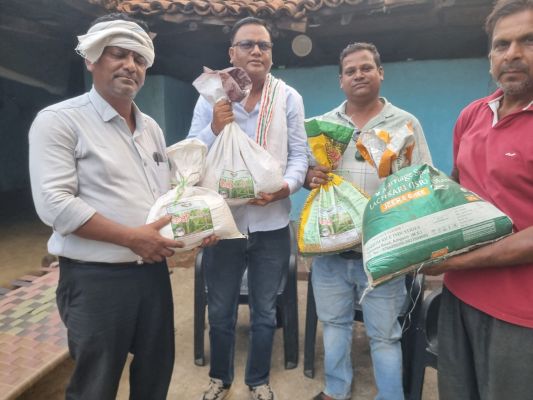 लैलूंगा का जवाफूल बना किसानों की किस्मत का &lsquo;सुगंधित सोना&rsquo;, दूसरे जिलों से बीज खरीदने उमड़ रहे किसान