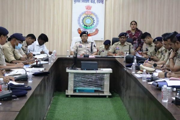 रायगढ़ में अपराधियों पर बड़ा शिकंजा कसने की तैयारी, एसएसपी शशि मोहन सिंह की क्राइम मीटिंग में बाइक चोरों, फरार आरोपियों और अवैध कारोबारियों के खिलाफ विशेष अभियान के सख्त निर्देश