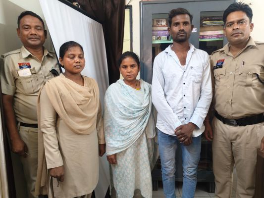 ऑपरेशन आघात का बड़ा असर : 13 लीटर महुआ शराब के साथ 2 लाख की कार जब्त, महिला समेत दो गिरफ्तार; तमनार में भी 10 लीटर शराब बरामद