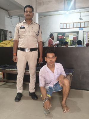 रिश्तों को किया शर्मसार: नशे के लिए पैसों की मांग पूरी नहीं हुई तो वृद्ध महिला से मारपीट, जान से मारने की धमकी देकर चाकू से किया वार
