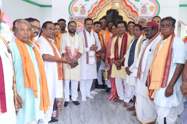 भुईंयापानी में शिव मंदिर प्राण-प्रतिष्ठा महोत्सव ने रचा आस्था का नया इतिहास, हर-हर महादेव के जयघोष से गूंजा पूरा क्षेत्र, सांसद राधेश्याम राठिया और देवेन्द्र प्रताप सिंह ने बताया संस्कृति, संस्कार और सामाजिक एकता का महापर्व