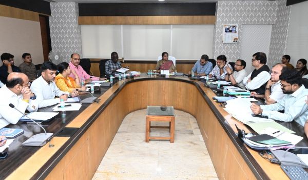 शहरी विकास कार्यों में तेजी लाने सख्त निर्देश: सचिव शंगीता आर. ने कहा- सक्रिय मॉनिटरिंग से दूर करें बाधाएं, हर निकाय की जरूरतों का करें आकलन