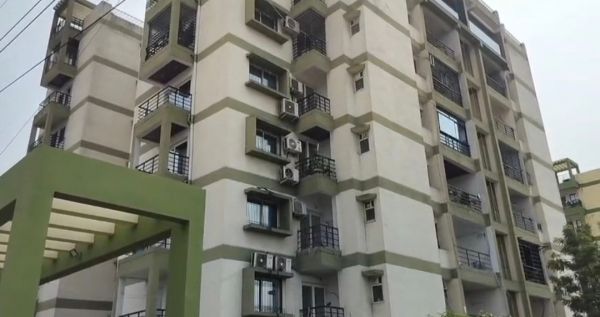 ओम हाइट्स अपार्टमेंट में सूने मकान को चोरों ने बनाया निशाना, आलमारी तोड़कर फरार हुए बदमाश, सीसीटीवी फुटेज खंगाल रही पुलिस