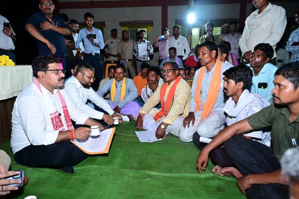कभी नक्सलियों की लगती थी चौपाल, आज उप मुख्यमंत्री विजय शर्मा ने उसी गांव में लगाई जनचौपाल; किसकोड़ो को आदर्श ग्राम बनाने का ऐलान