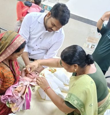 "जशपुर में सघन पल्स पोलियो अभियान का शुभारंभ: विधायक रायमुनी भगत ने नन्हे बच्चों को पिलाई पोलियो की दो बूंदें, 'हर बच्चे तक पहुंचे जीवनरक्षक खुराक' का दिया संदेश