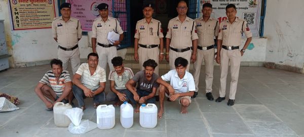 ग्राम रनभांठा में लगातार 5 स्थानों पर पुलिस की दबिश, ₹7 हजार की महुआ शराब जब्त, आबकारी एक्ट के तहत दर्ज हुए अलग-अलग प्रकरण