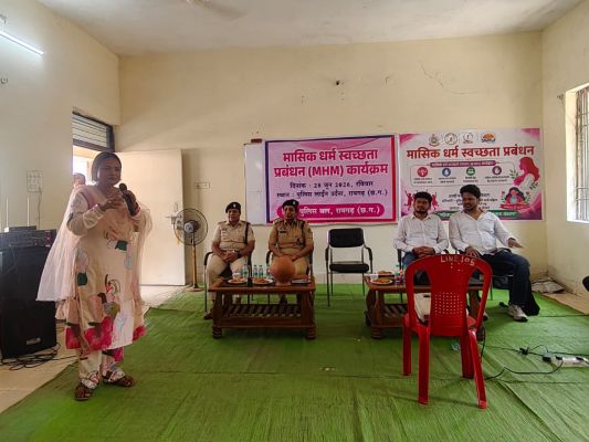 महिला पुलिसकर्मियों के स्वास्थ्य और सम्मान के लिए रायगढ़ पुलिस की पहल, मासिक धर्म स्वच्छता पर आयोजित हुई कार्यशाला