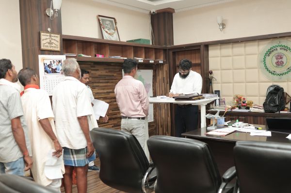 कलेक्टर श्री रोहित व्यास ने जनदर्शन में सुनी लोगों की समस्याएं ,आवेदनों के गुणवत्तापूर्ण निराकरण एवं समस्याओं के त्वरित समाधान के दिए निर्देश
