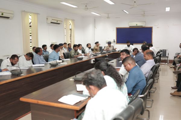  जशपुर में नशे के खिलाफ सख्त अभियान, कलेक्टर रोहित व्यास के निर्देश&mdash;स्कूलों के 100 मीटर दायरे में तंबाकू बिक्री पर कड़ाई, अवैध शराब-मादक पदार्थ तस्करों पर होगी कठोर कार्रवाई, नशेड़ी शासकीय कर्मचारियों को अनिवार्य रूप से भेजा जाएगा नशा मुक्ति केंद्र