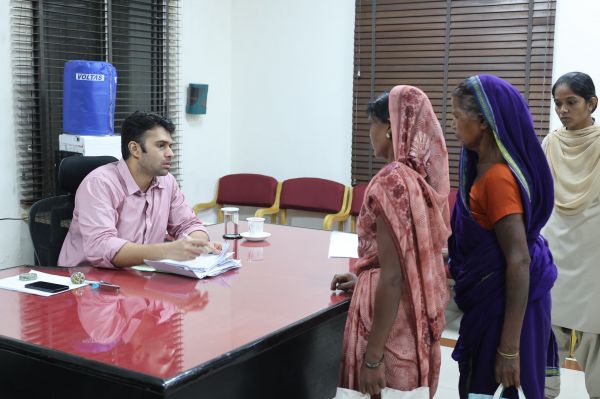 बिल से लेकर मुआवजा, आवास और दिव्यांग पेंशन तक... जनदर्शन में सुनी गई जनता की समस्याएं, कलेक्टर मयंक चतुर्वेदी ने अधिकारियों को दिए तत्काल समाधान के सख्त निर्देश