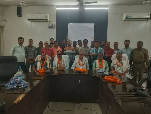 सरकारी सेवा का गौरवपूर्ण अध्याय हुआ पूरा, जिला पंचायत में पांच अनुभवी वाहन चालकों को सम्मानपूर्वक दी गई विदाई, वर्षों की निष्ठा, ईमानदारी और समर्पण को अधिकारियों-कर्मचारियों ने किया सलाम
