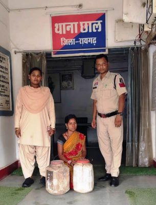 ऑपरेशन आघात के तहत छाल पुलिस की बड़ी कार्रवाई, 30 लीटर महुआ शराब के साथ महिला गिरफ्तार