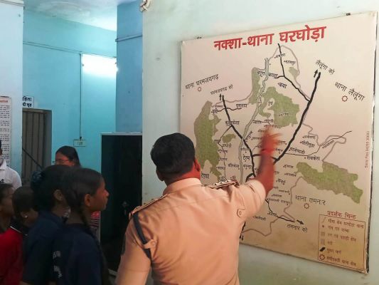 घरघोड़ा थाना बना विद्यार्थियों की पाठशाला: बच्चों ने जाना पुलिसिंग, नए कानून और साइबर सुरक्षा का महत्व