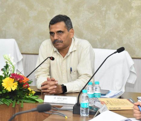 छत्तीसगढ़ में नई श्रम संहिताओं के प्रभावी क्रियान्वयन की तैयारियां अंतिम चरण में, केंद्र सरकार ने समीक्षा बैठक में श्रमिक हितों, सामाजिक सुरक्षा और डिजिटल सुधारों पर दिया विशेष जोर