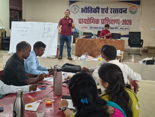 जशपुर में विज्ञान शिक्षा का नया अध्याय: पुणे के वैज्ञानिक ने शिक्षकों को सिखाए आधुनिक प्रयोग, अब स्कूलों में होगा 'करके सीखो' मॉडल