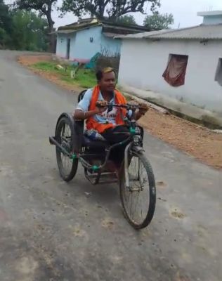सीएम हेल्पलाइन बनी दिव्यांग का सहारा, चार माह से बंद मोटराइज्ड ट्राइसाइकिल कुछ ही दिनों में हुई दुरुस्त