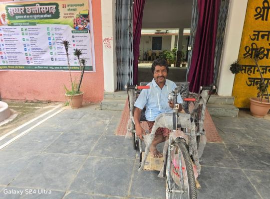 मुख्यमंत्री विष्णुदेव साय की संवेदनशील पहल: 24 घंटे में दिव्यांग गणेश राम यादव को मिली ट्राइसाइकिल, हाथों के सहारे चलने की मजबूरी हुई खत्म