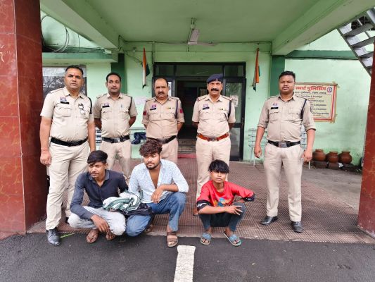 सूर्योदय प्लांट के गार्ड पर चाकू से हमला कर मोबाइल लूटने वाले तीन लुटेरे चंद घंटों में गिरफ्तार, फोन-पे से 30 हजार भी कराए ट्रांसफर; रायगढ़ पुलिस की ताबड़तोड़ कार्रवाई