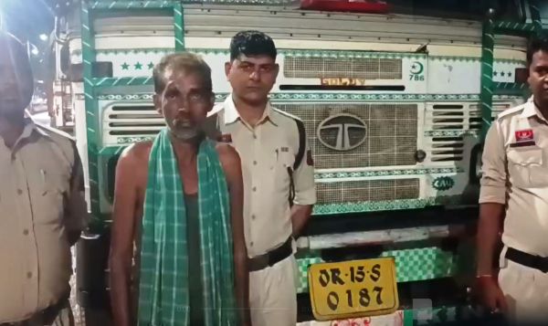 ऑपरेशन प्रहार का बड़ा एक्शन: तीन जगह ताबड़तोड़ दबिश, दो ट्रक और एक माजदा समेत 79 टन कबाड़ जब्त; 48 लाख की संपत्ति पुलिस के कब्जे में, अवैध स्क्रैप नेटवर्क पर रायगढ़ पुलिस का शिकंजा