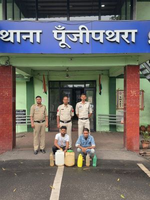 ऑपरेशन आघात' का बड़ा एक्शन: 69.66 लीटर अवैध शराब जब्त, 7 तस्कर गिरफ्तार; रायगढ़ पुलिस की ताबड़तोड़ कार्रवाई