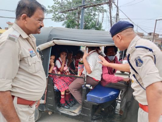 स्कूल ऑटो में ओवरलोडिंग पर रायगढ़ पुलिस का सख्त एक्शन, बच्चों की सुरक्षा के लिए विशेष जांच अभियान शुरू