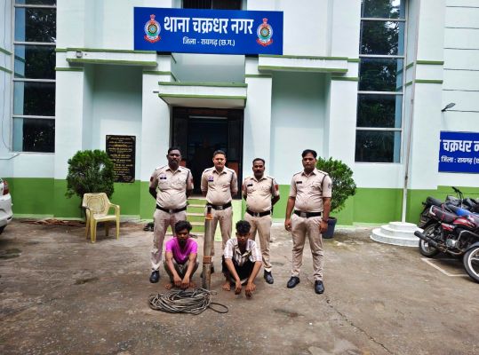 पोल्ट्री फार्म से बोर पंप चोरी का 24 घंटे में खुलासा, दो आरोपी गिरफ्तार; चोरी का मोटर पंप और केबल तार बरामद